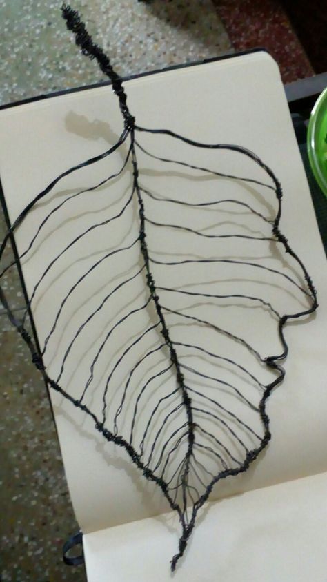 Wire Leaf Sculpture, Metal Wire Sculpture Ideas, Leaf Sculpture Art, 3d Wire Sculpture, Chicken Wire Sculpture Diy, Metal Wire Sculpture, Wire Leaf, Chicken Wire Sculpture, Leaf Sculpture