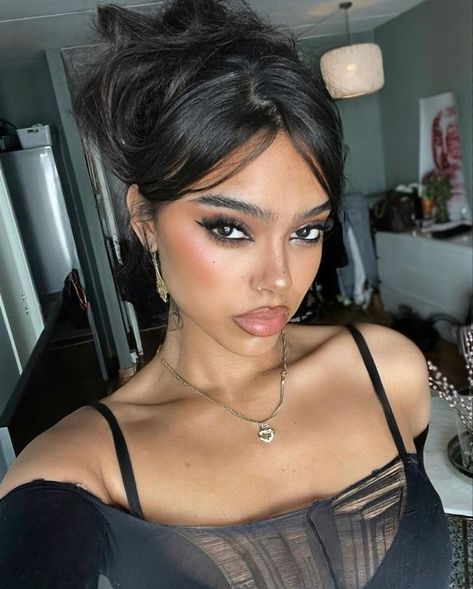 Black Liner Makeup Looks, Makeup Ideas For Black Outfit, Makeup For A Black Outfit, Hot Make Up Looks, Flicked Out Hairstyles, Makeup For Black Outfit, Black Outfit Makeup Ideas, Dark Makeup Looks Black Women, Makeup Inspo Black Women