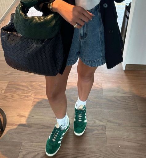 Sparkle Jump Rope Queen on X: "https://t.co/oihPJiw48r" / X Court Shoes Outfit, Sparkle Jump Rope Queen, Adidas Gazelle Outfit, Adidas Outfit Shoes, Trainers Outfit, Look Adidas, Comfy Casual Outfits, Back To School Outfit, City Outfits