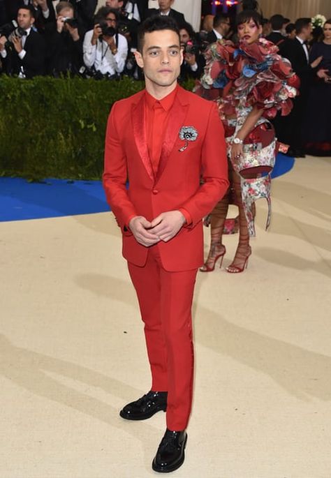 Rami Malek Rei Kawakubo Comme Des Garcons, David And Victoria Beckham, Gala Fashion, Fashion Gal, Rami Malek, The Met Gala, Red Suit, Costume Institute, Hollywood Celebrities