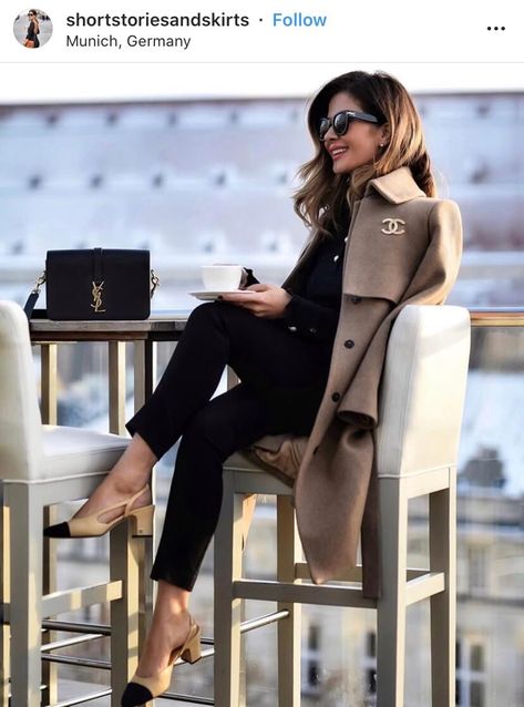 How to look rich AF on a budget | Chanel | Chanel accessories | Chanel brooch | Chanel belt | Chanel bag | luxury outfits | luxury style #chanel #luxuryoutfits #accessories #gift Chanel Street Style, Mantel Outfit, Mode Chanel, Paris Chic, Chique Outfits, How To Look Rich, Ținută Casual, Modieuze Outfits, Elegantes Outfit