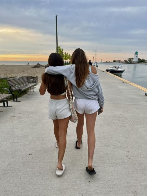 Walking Around Town Outfit Summer, Lighthouse Pictures With Friends, Trips With Best Friend, Beach Pictures One Person, Beach Town Pictures, Florida Spring Break Aesthetic, Holiday With Best Friend, Beach Town Outfits, Best Friend Vacation Pictures