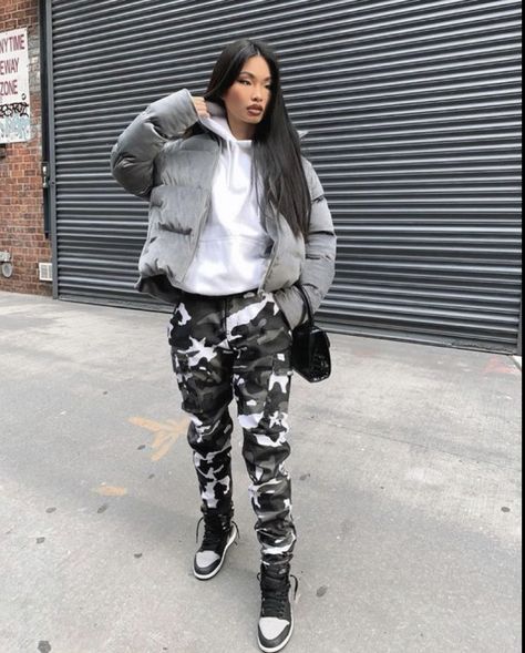 Teenage Outfits, Tomboy Outfits, Tomboy Style Outfits, Chill Outfits, Looks Street Style, Camo Pants, Modieuze Outfits, Streetwear Fashion Women, Cute Swag Outfits