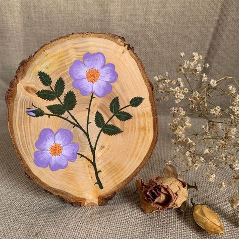 Drawings On Wood Ideas, Flower Wood Painting, Small Wooden Paintings, Wooden Painting Ideas, Painting Flowers On Wood, Things To Paint On Wood, Wooden Coasters Painted, Wood Art Painted, Wood Painting Ideas