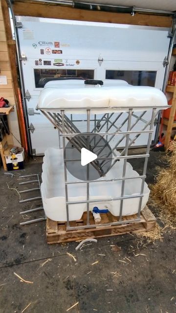 Sheep Feeder Diy, Covered Goat Hay Feeders Diy, Diy Livestock Feeder, Ibc Tote Hay Feeder, Diy Hay Feeder For Cows, Sheep Feeders Ideas, Cow Hay Feeder, Diy Horse Hay Feeder, Horse Hay Feeder Diy