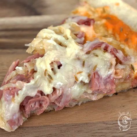 Reuben Pizza, Corned Beef Leftovers, Corned Beef Reuben, Reuben Recipe, Corned Beef Recipe, Homemade Corned Beef, Beef Pizza, Cooking Corned Beef, Corned Beef And Cabbage