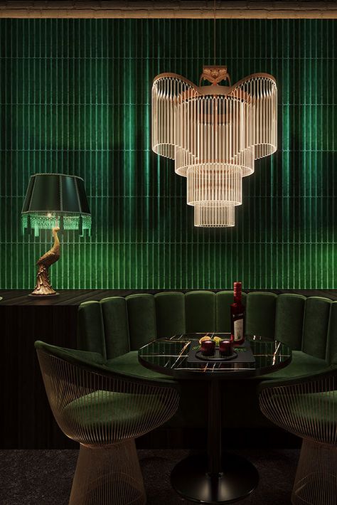 Discover the richness of a green velvet wallpaper. This luxurious texture brings a special, sophisticated vibe to your restaurant. Cocktail Bar Interior, Speakeasy Decor, Speakeasy Bar, Lounge Interiors, Velvet Wallpaper, Art Deco Bar, Green Bar, Luxury Bar, Cocktails Bar