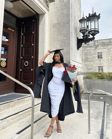 Academic Chic, Graduation Looks, Luxury Graduation, Convocation Outfit, Graduation Pictures Outfits, Graduation Ceremony Outfit, Graduation Outfits For Women, Graduation Aesthetic, Graduation Outfit College