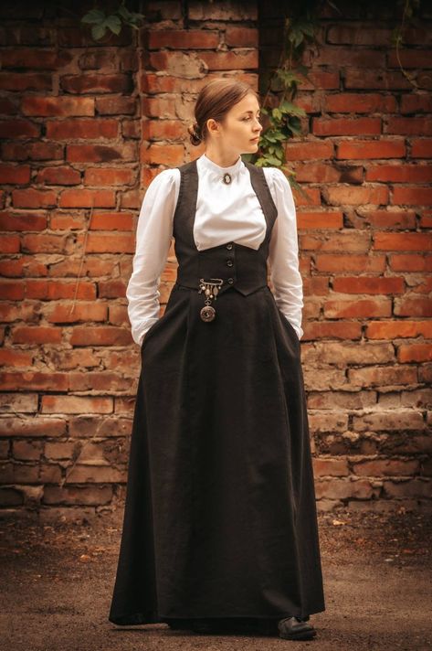 Sara Howard linen edwardian victorian Set: blouse, skirt, vest. Victorian Skirt Outfit, Casual Victorian Outfits, 1800s Fashion Poor, Victorian Outfits Women, Modern Edwardian Fashion, Edwardian Fashion Women, Modern Victorian Fashion, Victorian Vest, Cozy Core