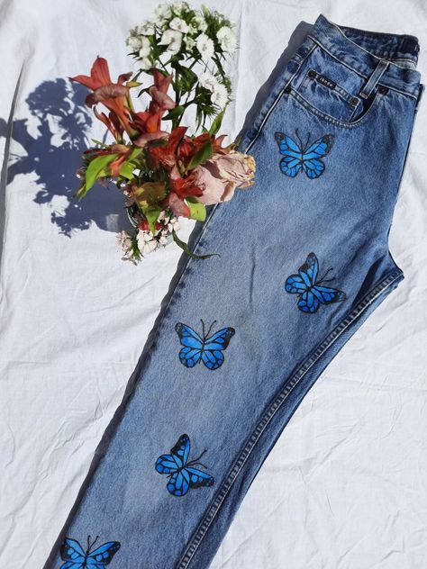 Custom Jeans Diy, Painted Clothes Diy, Clothes Embroidery Diy, Hand Painted Dress, Denim Art, Fashion Baby Girl Outfits, Painted Jeans, Clothes Diy, Embroidery On Clothes