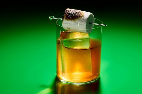 How to Make Toasted Marshmallow Old Fashioned Cocktail (Easy Recipe + Top Tips) - Dan's Daily | Dan Murphy’s Autumn Cocktails, Old Fashioned Recipe, Popular Cocktails, Dark Spirit, Peach Tea, Fall Cocktails, Cocktail Ingredients, Old Fashioned Recipes, Toasted Marshmallow