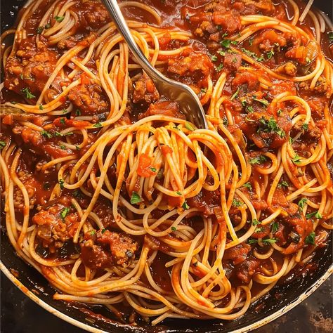 Olive Garden Spaghetti Meat Sauce, Old School Spaghetti Recipe, Elevated Spaghetti, Southern Spaghetti Recipes, Chicago Spaghetti, School Spaghetti Recipe, Old School Spaghetti, Southern Spaghetti, Meat Spaghetti Sauce