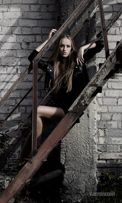 Grunge Model Poses, Grunge Photoshoot Poses, Edgy Poses Photography, Edgy Senior Photos, Grunge Poses Photography, Industrial Photoshoot Ideas, Edgy Photoshoot Grunge, Grunge Photoshoot Ideas, Alley Photoshoot