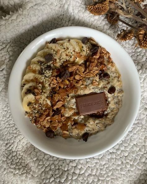 Leigha on Instagram: "Maple pecan and choccy oats Good morning everyone! Today I made some oats and added my new granola! Hot take but I love adding granola on my oatmeal bowls, the little crunch is muah chefs kiss. 💋 Have an amazing day 🫶 base- 1/2 cup oatmeal 1 Tbs chia seeds 1 scoop @nufyx vanilla pea protein (code LEIGHA) 2 Tbs vanilla yogurt 1/2 cup water / 1/2 cup oat milk pinch sea salt toppings- 1/2 sliced banana Maple pecan sea salt granola @jamiesfarmnewyork chocolate hemp seeds honey drizzle how to- Bring all base ingredients to a bowl on the stove and then let simmer about 5-7 minutes whilst stirring occasionally. Top appropriately and enjoy! — #oatmeal #oats #leighaluvsoats #healthy #healthybreakfast #recipe #easyrecipe #oatbowl #oatmealbowl" Vanlife Meals, Honey Drizzle, Oat Bowls, Sliced Banana, Oatmeal Bowls, Honey Oats, Chefs Kiss, Maple Pecan, Pea Protein