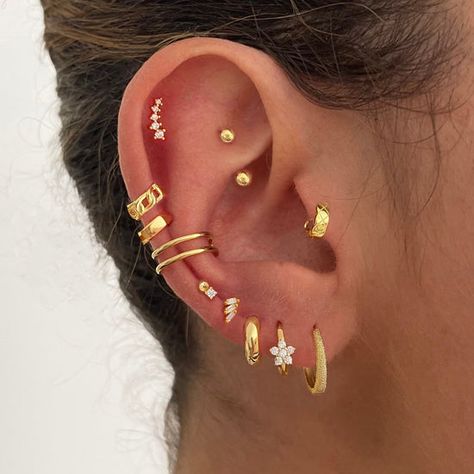 Piercings Bonitos, Minimalist Ear Piercings, Ear Peircings, Cool Ear Piercings, Pretty Ear Piercings, Piercing Tragus, Cute Ear Piercings, Mini Earrings, Body Jewelry Piercing