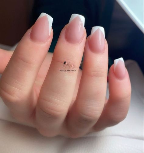 Square Triangle French Tip Acrylic Nails, French Nails On Square Shape, V Tip Nails Short, Short Coffin French Tip Acrylic Nails, Short Triangle French Nails, White French Tip Nails Triangle, Triangle French Manicure, V Tip French Nails Short, Short Coffin Acrylic Nails French Tip