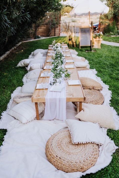 Backyard Picnic Bridal Shower Ideas, Bridal Party Picnic, Boho Party Table Setting, Outdoor Picnic Bridal Shower Ideas, Bridal Picnic Ideas, Luxury Picnic Setup Ideas, Bachelorette Picnic Ideas, Boho Outdoor Picnic, Outdoor Boho Party