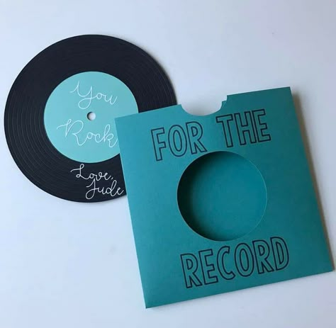 Vinyl Record Scrapbook, Cricut Card Anniversary, Vinyl Record Card Ideas, Record Valentine Cards, Vinyl Record Birthday Cards, Paper Records Diy, Heart Shaped Vinyl Record Diy, Vinyl Card Ideas, Record Birthday Cards