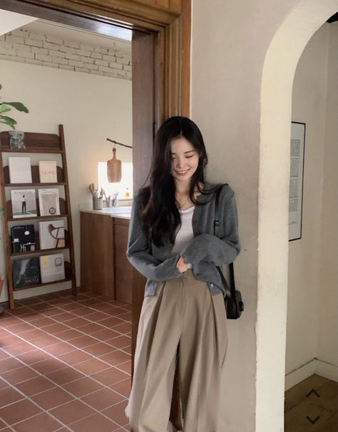 Taupe Trousers Outfit, Old Money Ootd, 대학생 스타일, Korean Casual Outfits, Style Korea, Korea Fashion, How To Pose, 가을 패션, Korean Outfits