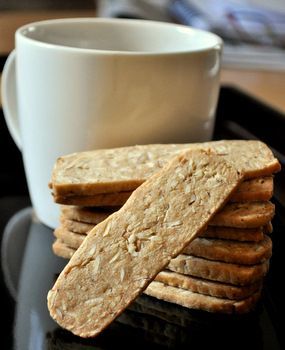 Crispy Almond Thins: I'm intrigued.  I love biscotti but these seem easier. Almond Thins Recipe, Biscotti Recipe, Italian Cookies, Almond Cookies, Almond Recipes, Favorite Cookies, Cookie Desserts, Yummy Cookies, No Bake Cookies