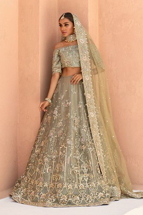 Bridals Mayon Bride, Green Bridal Lehenga, Mehndi Bride, Pakistani Mehndi, Blouse Lehenga, Nikah Dress, Lehenga Dupatta, Heavy Dresses, Green Lehenga