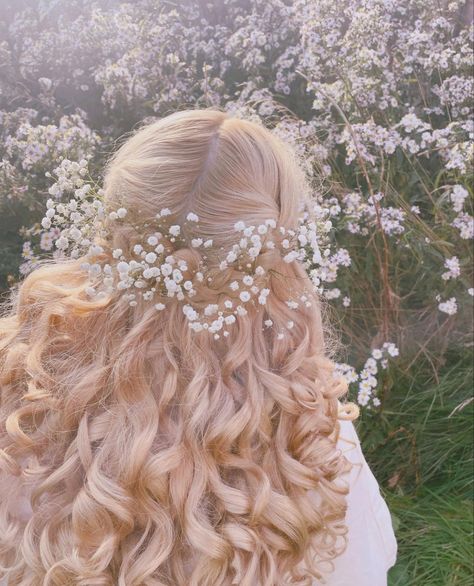 golden hair, aurora aesthetic, disney princess vibe, beautiful hair, wavy blonde hair Traditional Femininity, Earth Aesthetic, Blonde Aesthetic, Fairytale Aesthetic, Blonde Wavy Hair, Fesyen Rambut, Flowers In Her Hair, Spotify Covers, Winter Inspired