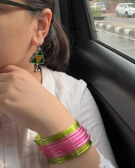 of greens and pinks 🦜✨ dupatta: @nafisarachelwilliam #desicore #desiaesthetic #desiaesthetics Bangles On Saree, Green Bangles Aesthetic, Glass Bangles Indian, Green Glass Bangles, Bangles Snap, Simplistic Jewelry, Beautiful Bangles, India Trip, Grunge Pictures