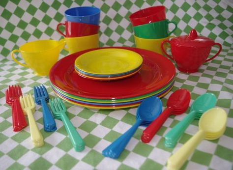 Picnic Dishes, Spoons And Forks, Nostalgia Core, Plastic Dinnerware, Dont Hug Me, Clowning Around, Picnic Set, Kid Core, Mood And Tone