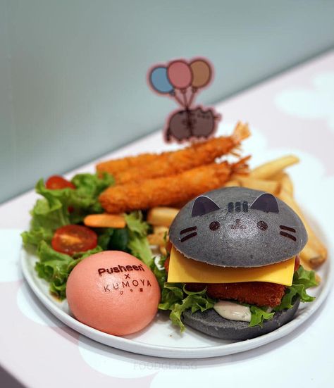 Pusheen Cafe x Kumoya | Huggable Pusheen Comes Alive Pusheen Cafe, Pusheen Food, Kawaii Pusheen, Cafe Ambience, Animal Shaped Foods, Kawaii Cookies, Kawaii Cooking, Kawaii Food, Cute Desserts