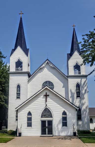 St. Paul's Lutheran Church in Plymouth (Jefferson County) Church Alters Design, Architecture Reference Photo, Lutheran Aesthetic, Bloxburg Church, Church Exterior Design, Church Layout, Chapel Exterior, Churches Architecture, Church Exterior