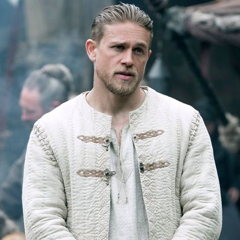 Charlie Hunnam as “King Arthur.” I found numerous novels about this timeless legend, even one written by the notable writer, J.R.R. Tolkien. Charlie Hunnam Photoshoot, Charlie Hunnam King Arthur, Hunnam Charlie, King Arthur Movie, 1930s Men, Rei Arthur, King Arthur Legend, Roi Arthur, Very Important Person