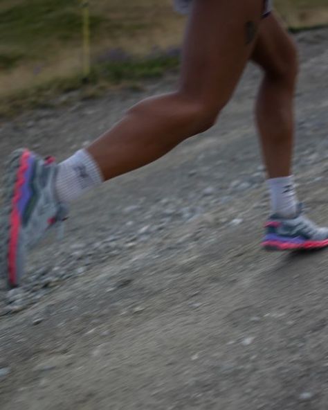 Holly Brooks Running, Running In The Winter, Girl Running Aesthetic, Girl Motivational Quotes, Aesthetic Positive Affirmations, Running In Winter, Winter Motivation, Running Vibes, Track Inspiration