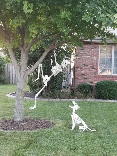 Awesome Outdoor Halloween Decorations, Front Yard Halloween Decorations, Pelottava Halloween, Halloween Outdoor Decoration, Halloween Outside, Halloween Decor Diy, Casa Halloween, Great Halloween Costumes, Diy Halloween Decor