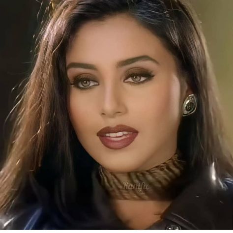 Rani Mukerji Outfits, 90s Bollywood Makeup, Desi Makeup Looks, Indian Baddie, 90s Eye Makeup, 90s Lipstick, Moms Makeup, 90s Grunge Makeup, Indian Eye Makeup