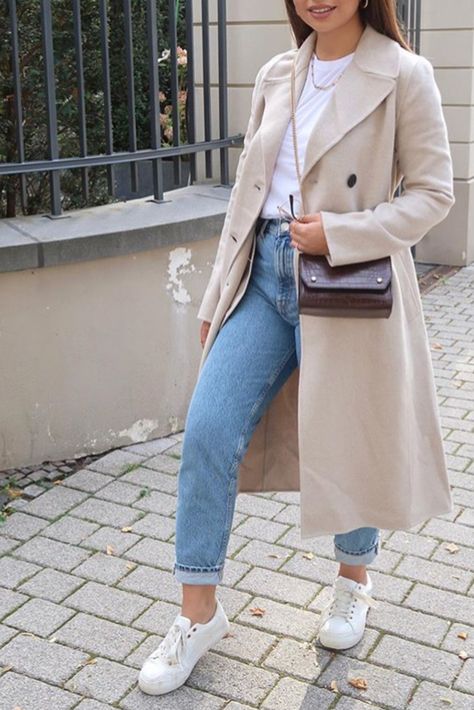 Beige Duster Coat Outfit, Beige Coats For Women, White Mum Jeans Outfit, Outfits With White Coat, Beige Mac Coat Outfit, Ivory Trench Coat Outfit, Mum Style Outfits 2023, Outfits With Beige Coat, Mum Winter Outfits