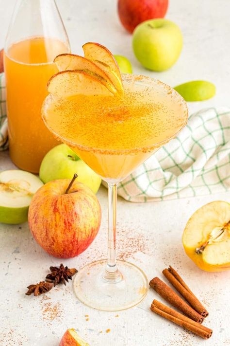 Easy Apple Cider Martini Apple Cider Martini Recipe, Autumn Beverages, Apple Cider Martini, Cider Martini, Apple Cidar, Apple Cider Punch, Desserts Drinks, Apple Cider Mimosa, Apple Cider Cocktail