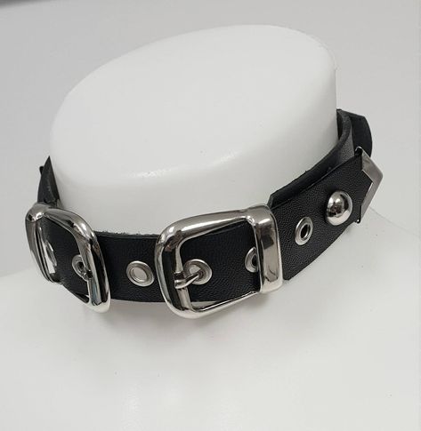 Black Collar Choker, Cool Chokers, Vkei Accessories, Gothic Belts, Emo Choker, Chokers Aesthetic, Punk Goth Aesthetic, Dog Collar Choker, Goth Collar