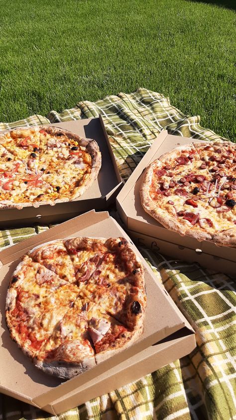 Picnic Pizza Ideas, Pizza Picnic, Pizza Picnic Aesthetic, Summer Pizza Aesthetic, Mushroom Pizza Aesthetic, Pizza On The Beach Aesthetic, Pineapple On Pizza Aesthetic, Food Cravings, Vegetable Recipes