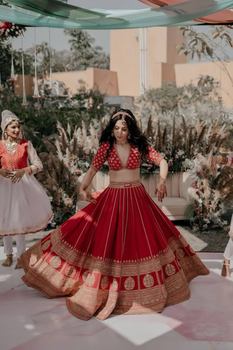 Simple Indian Bridal Lehenga, Simple Bridal Lehenga Designs, Minimal Red Lehenga, Minimalist Indian Bride Bridal Lehenga, Beautiful Wedding Lehenga, Minimal Wedding Lehenga, Bride Wedding Outfits Indian, Red Lehenga Simple Indian Weddings, Bridal Lehenga Minimal