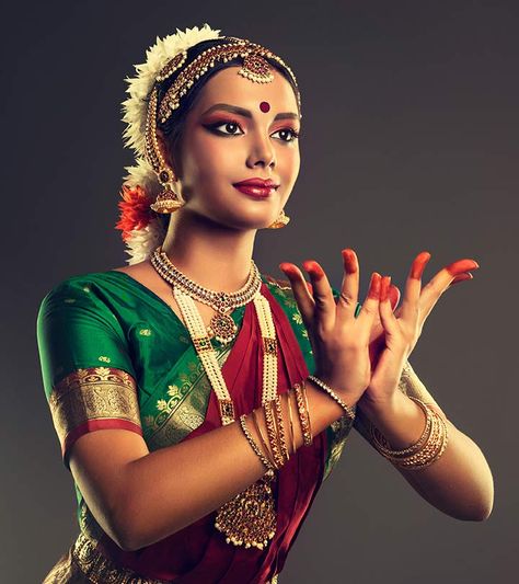 Bharatanatyam Makeup Tutorial In 10 Simple Steps Bharatanatyam Makeup, Bharatanatyam Costume, Bharatanatyam Dancer, Indian Classical Dancer, Bharatanatyam Poses, Dance Of India, Indian Classical Dance, Dance Photography Poses, Dance Makeup