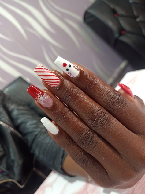 Christmas Nails On Brown Skin, Medium Length Nails Christmas, Medium Coffin Christmas Nails, Christmas Full Set Nails, Christmas Nail Designs Black Women, Christmas Nail Designs Medium Length, Christmas Nails For Black Women, Black And Nails White, Christmas Nails Sns Powder