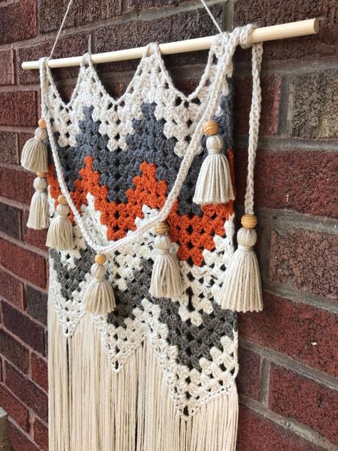 Diy Crochet Wall Hanging, Wall Tapestry Diy, House Crochet, Boho Decorations, Crochet Wall Art, Crochet Rugs, Crochet Decor, Crocheting Ideas, Crochet Wall Hangings