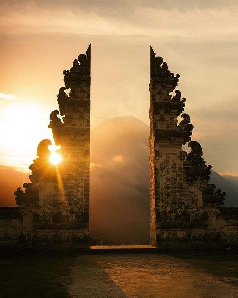 Discovery on Instagram: ““Sunset at Heaven's Gate at Pura Lempuyang Luhur Temple in Bali, Indonesia, can be a magical experience. It's no wonder it's one of Bali's…” Wallpaper Bali, Temple Bali, Bali Sunset, Sejarah Kuno, Voyage Bali, Heaven's Gate, Bali Travel, Alam Yang Indah, Ubud