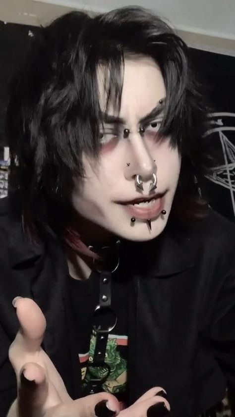 Masculine Alt Makeup, Goth Men Makeup, Goth Guy Makeup, Trad Goth Makeup Men, Masc Goth Makeup, Masc Goth, Chubby Goth, Goth Male, Trad Goth Makeup