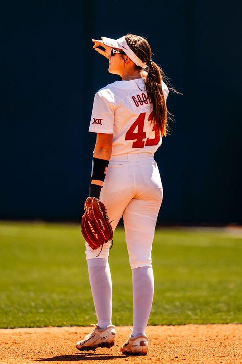 Leighann Goode (Texas) #softball #ncaa #sporty Texas Softball, Softball Workouts, Softball Photos, Softball Uniforms, Baseball Jacket Women, Little League Baseball, Ncaa Softball, Celebrity Fashion Looks, Baseball Girls