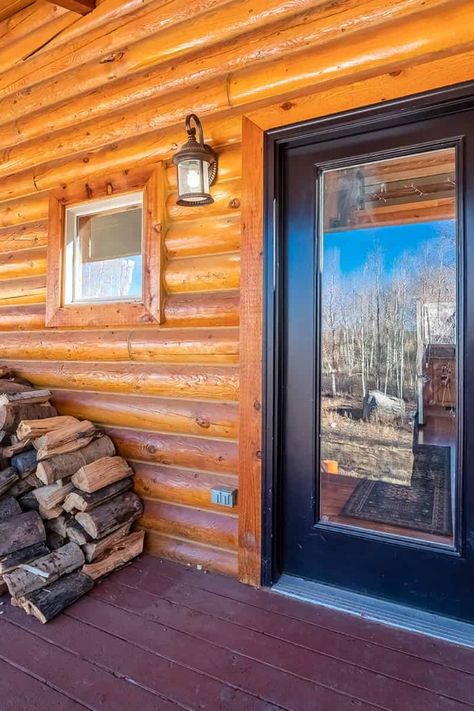 Log cabin doors are an integral part of their rustic appeal. Explore nine colors that will enhance your cabin's entrance and create an inviting, homespun feel. Log Cabin Exterior Doors, Log House Front Door, Cabin Doors Exterior, Log Cabin Front Door Colors, Log Cabin Front Door, Log Cabin Door, Cabin Front Door, Cabin Entryway, Entryway Colors