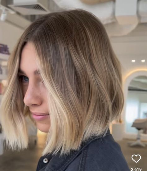 Bronde Balayage Short Hair Bob, Beige Balyage Short Hair, Short Hair Brown To Blonde, Haircolour Ideas Short Hair, Beige Bob Hair, Bob With Partial Highlights, Dark Blonde Bob Hair, Short Dark Blonde Bob, Short Brown To Blonde Hair