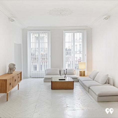 Appartement blanc à la décoration très épurée et minimaliste avec quelques pièces de mobilier design 70's. 🔗 Ref. 0225 #theplacetosee #lieux #reperage #tournage #shooting #décor #cinema #serie #film #telefilm #pub Minimalism Interior, Film, White, Design