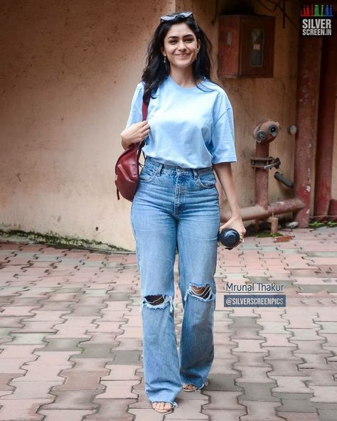 Wide Leg Jeans With Shirt Outfit, Mrunal Thakur Casual Outfits, Mrunal Thakur Jeans, Jeans T Shirt Women Outfit, Tshirt And Trousers Outfit Women, Girls Jeans Top, Smart Casual Women Outfits, Casual Trendy Outfits, Jeans And T Shirt Outfit