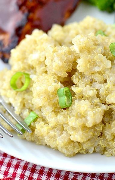 Creamy Parmesan-Garlic Quinoa is an easy side dish that’s packed with protein and crowd-pleasing flavors. Garlic Quinoa, Quinoa Dishes, Quinoa Recipe, Quinoa Salat, Gluten Free Sides Dishes, Creamy Parmesan, Quinoa Recipes, Side Recipes, Rice Dishes